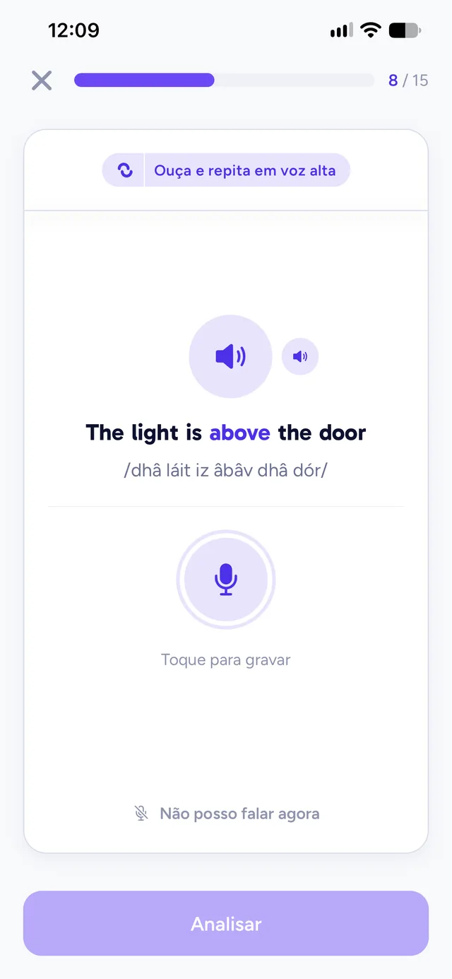 Exercício de fala com a frase The light is above the door, a pronúncia escrita abaixo dela e o botão Toque para gravar